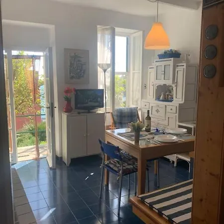 Cozy Beach House With Nice Garden, Basic Feel דירה בונאסולה