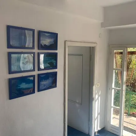Cozy Beach House With Nice Garden, Basic Feel *
