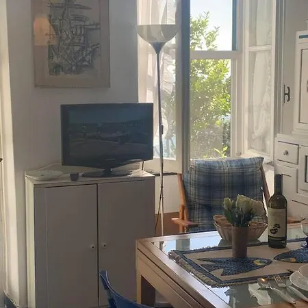 Cozy Beach House With Nice Garden, Basic Feel דירה